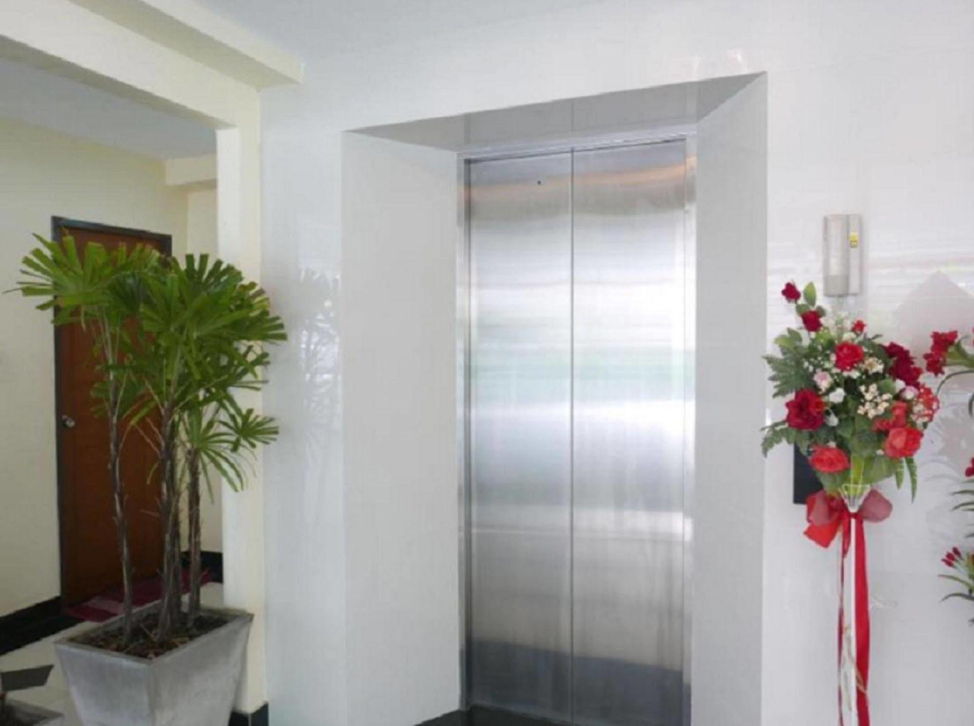 Nrv Place Apart Hotel Bangkok Buitenkant foto