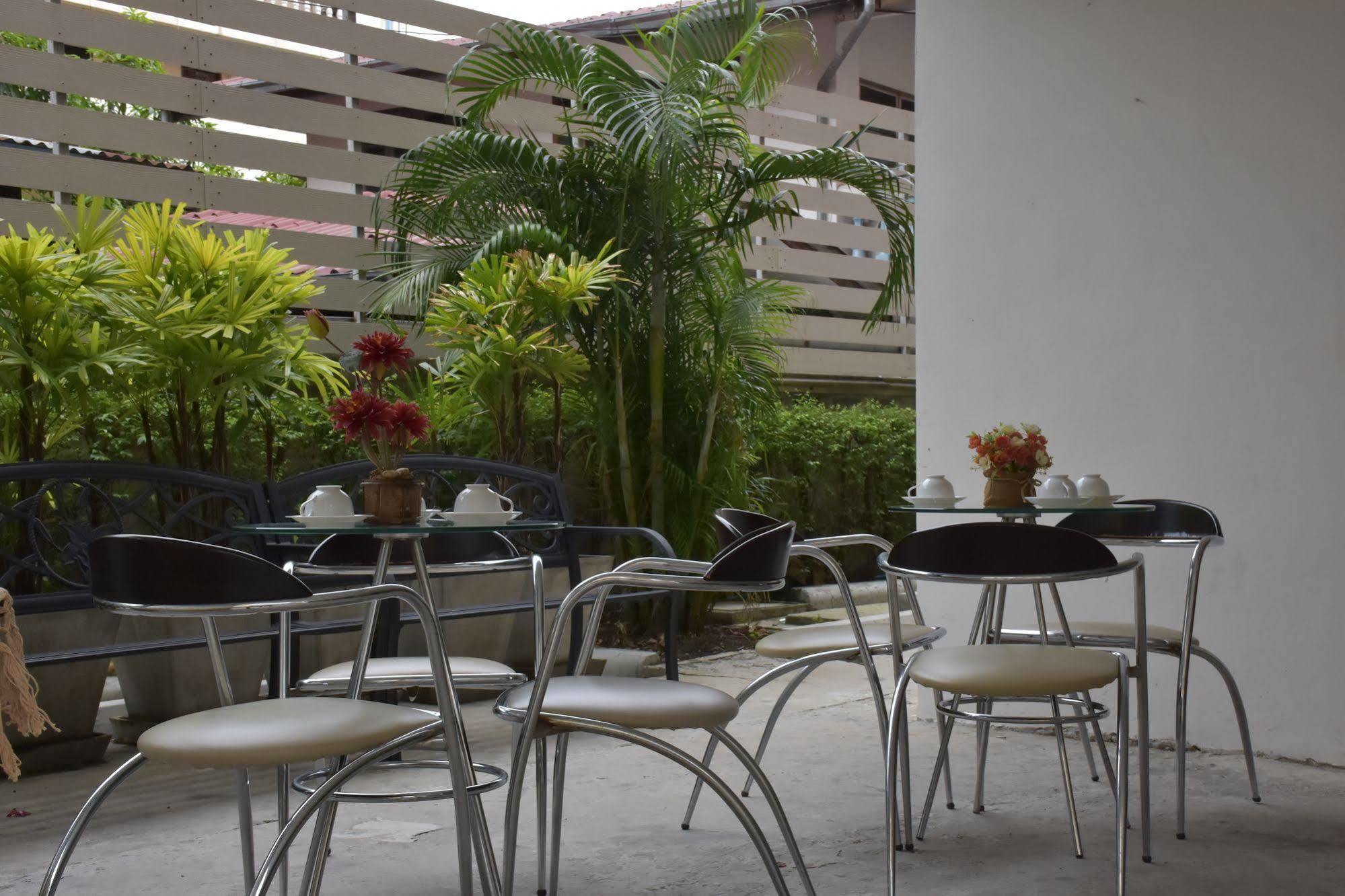 Nrv Place Apart Hotel Bangkok Buitenkant foto