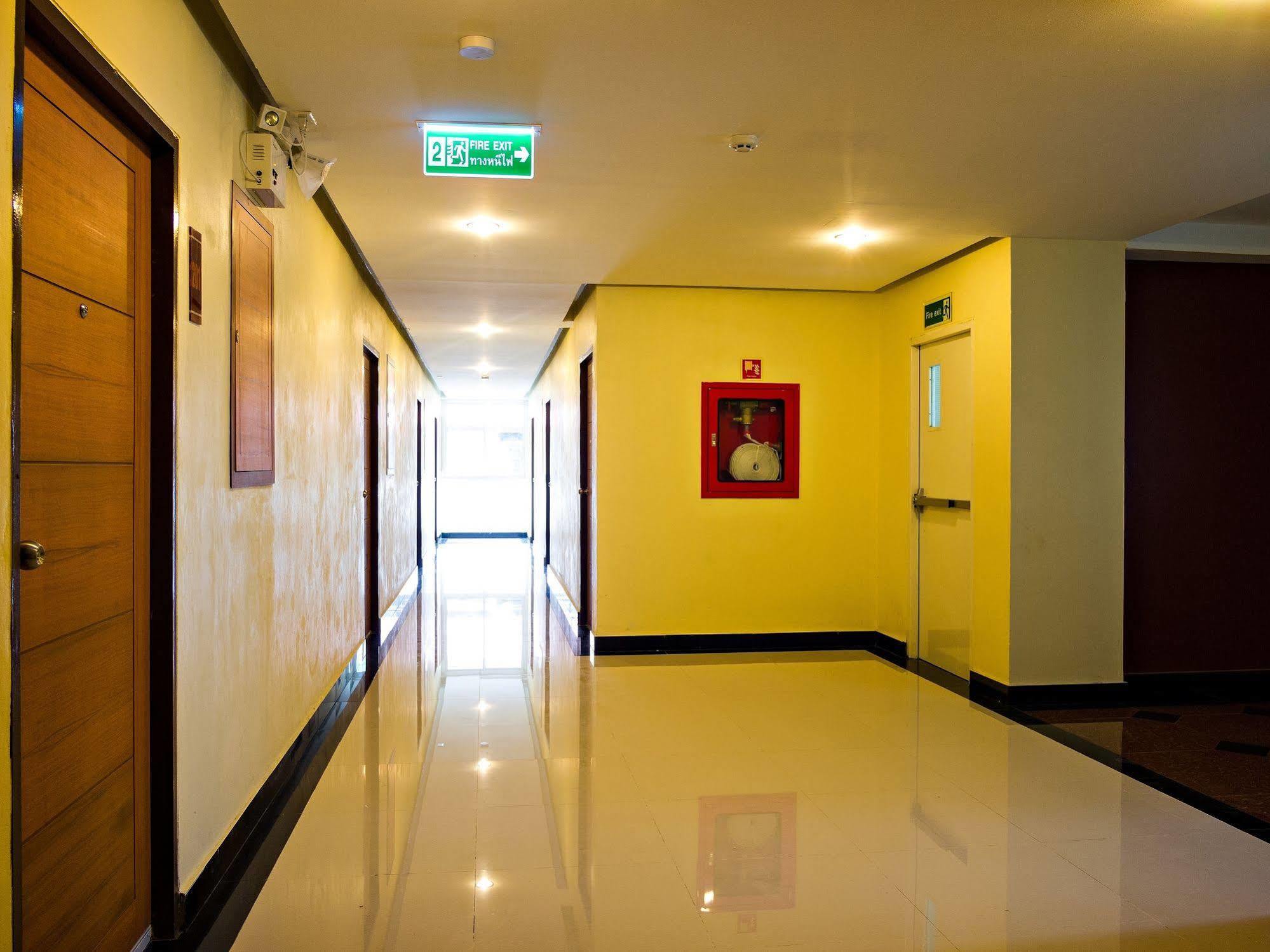 Nrv Place Apart Hotel Bangkok Buitenkant foto