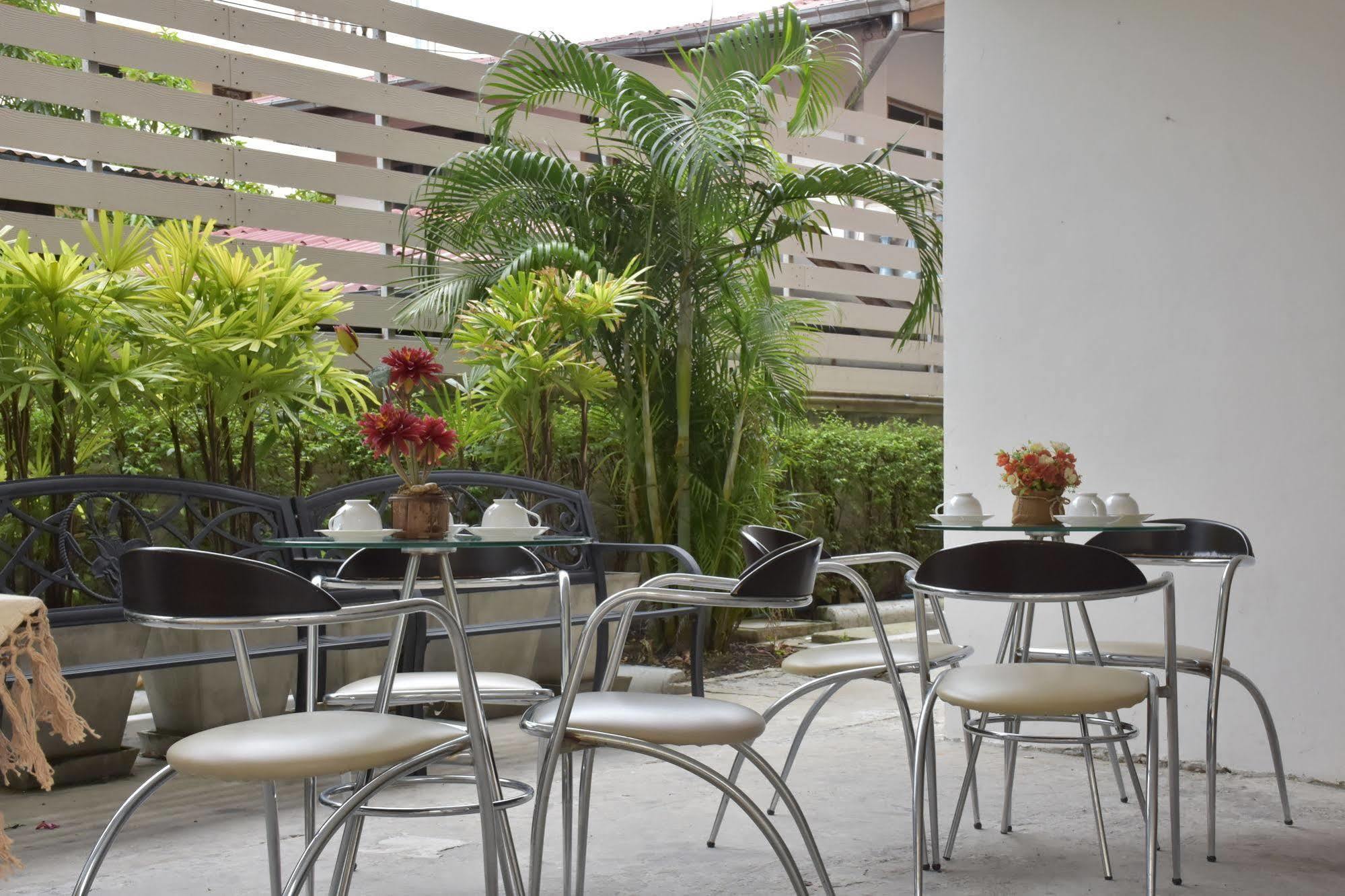 Nrv Place Apart Hotel Bangkok Buitenkant foto